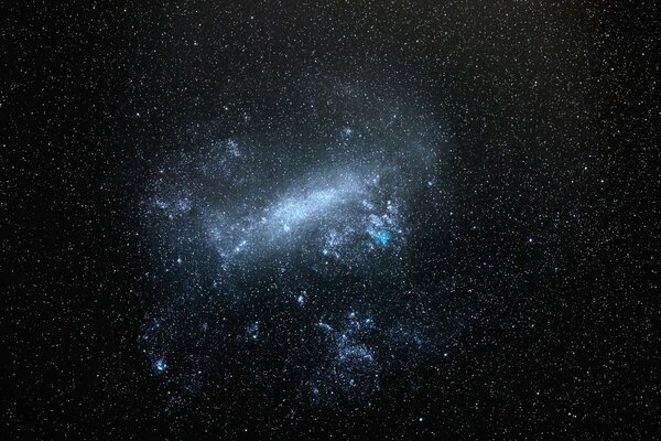 Der Himmel im Weltraum ist eine Nacht mit großen Magelanwolken, die Sterne leuchten