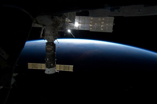 Weltraumsatellit auf dem Hintergrund des Planeten