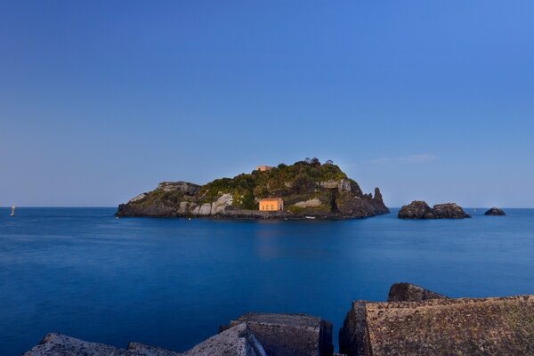 Isola solitaria in mare