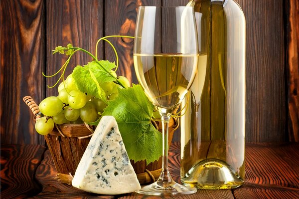 Stillleben mit Wein, Trauben und Käse mit blauer Form