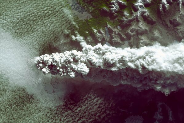 Fumo di un vulcano in montagna su uno sfondo di nuvole