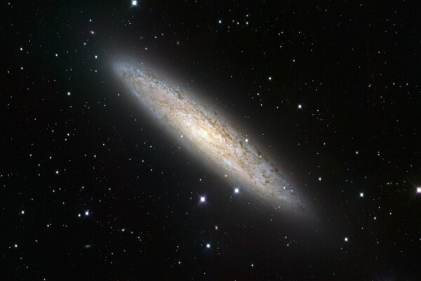 Galaxie vor dem Hintergrund des schwarzen schwarzen Raums und der Sterne