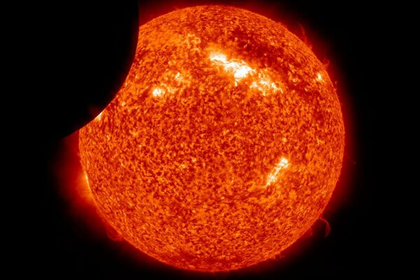 Éclipse du soleil orange dans l espace