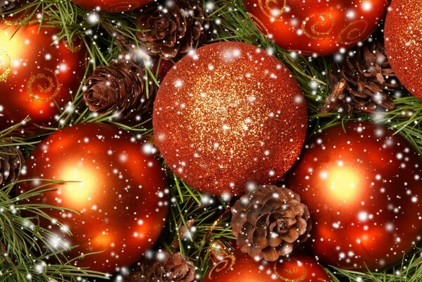 Giocattoli di Natale e coni su tutto lo sfondo