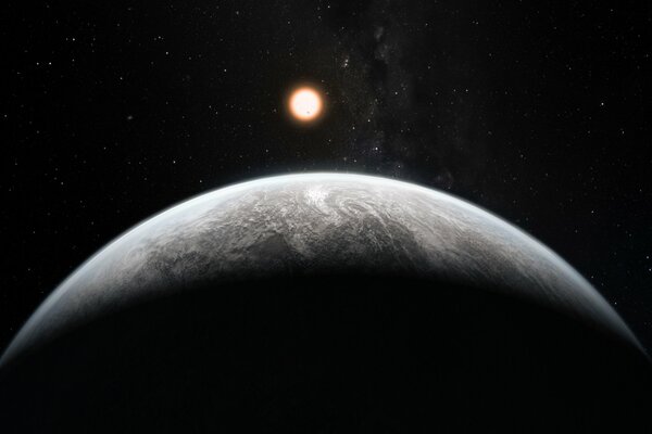 Der beleuchtete Teil der Oberfläche eines großen grauen Planeten mit der Sonne, die sich ihm gegenüber befindet
