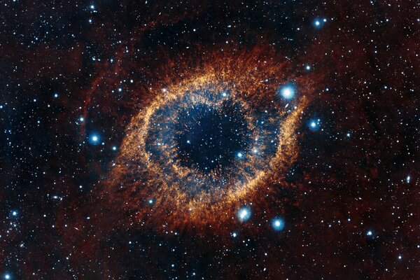 Acuario. Nebulosa de color amarillo-azul en forma de ojo