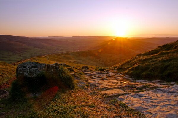 Montañas al atardecer magnífico paisaje de la naturaleza