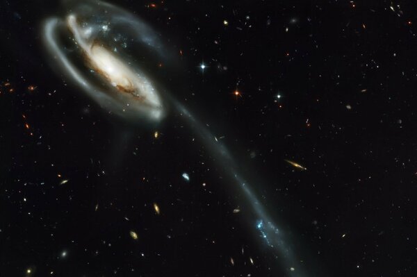 UNA PEQUEÑA GALAXIA DISTANTE EN UN VASTO ESPACIO