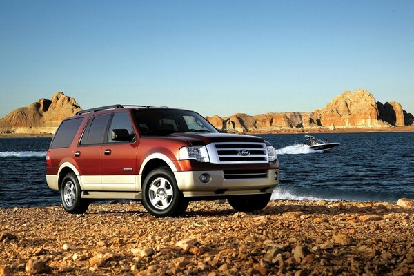 SUV en la playa