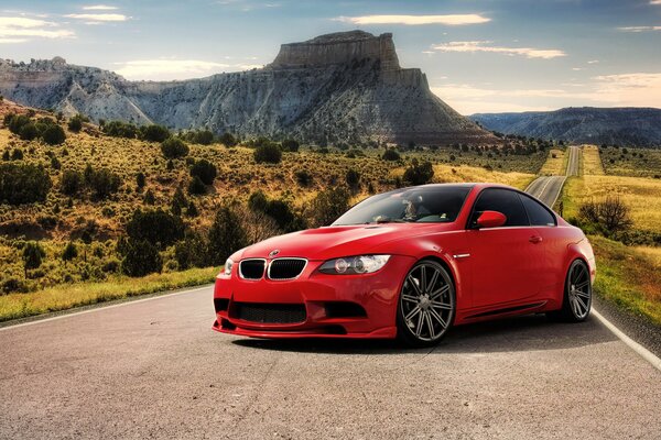 BMW rojo tuneado en las montañas