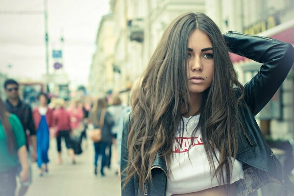 Ragazza russa sta in piedi sul Nevsky vendere se stessa