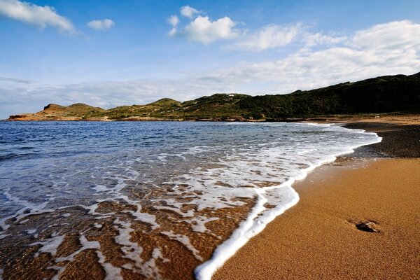 Spiaggia di sabbia vicino al mare