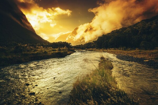 Paesaggio del fiume di montagna al tramonto