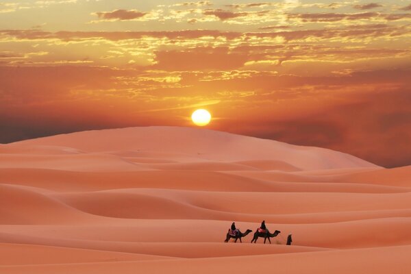 Deserto sabbioso al tramonto del giorno