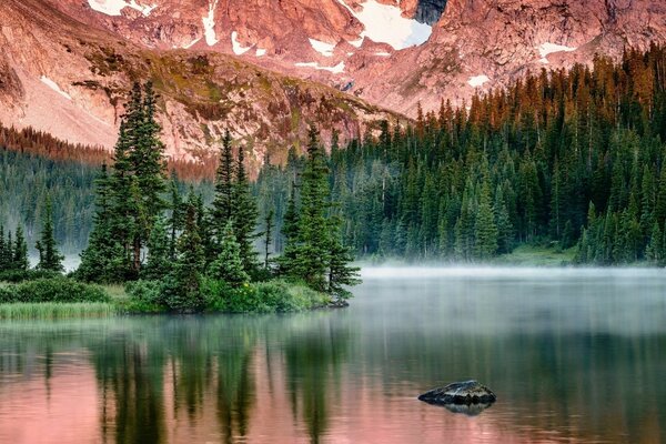 Lac au pied d une belle montagne