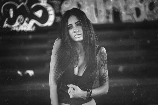 Schwarz-Weiß-Foto des Modells mit Tattoo am Arm