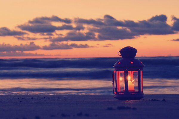Lámpara al atardecer junto al mar