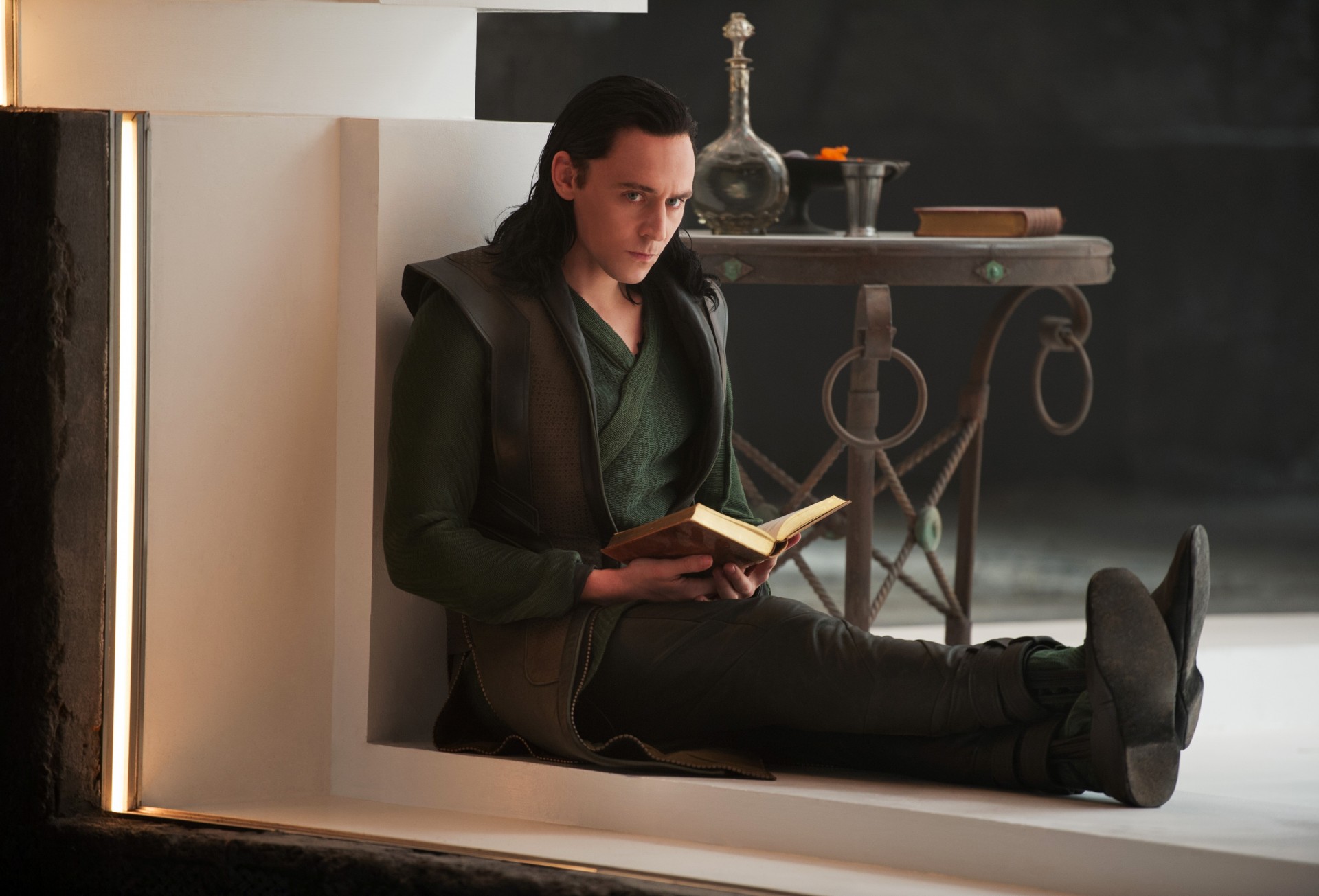 thor tom hiddleston regno delle tenebre uomo libro vista hiddleston loki thor 2 attore