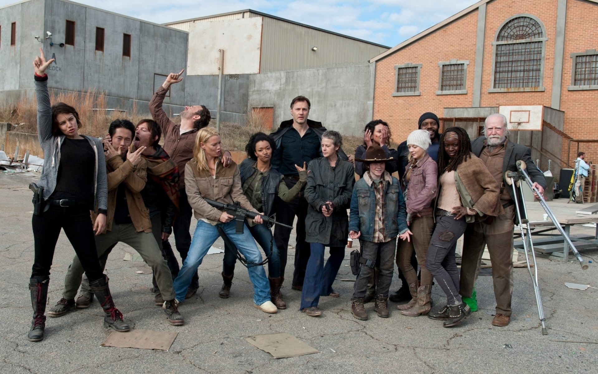 seria gubernator tyreese hieroglify zombie sasha więzienie beth serial carol rick carl daryl glenn the walking dead michonne maggie