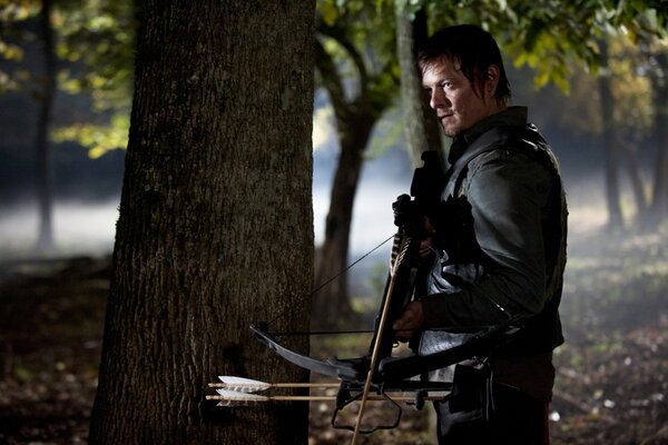 Daryl Dixon avec une arbalète. The Walking Dead