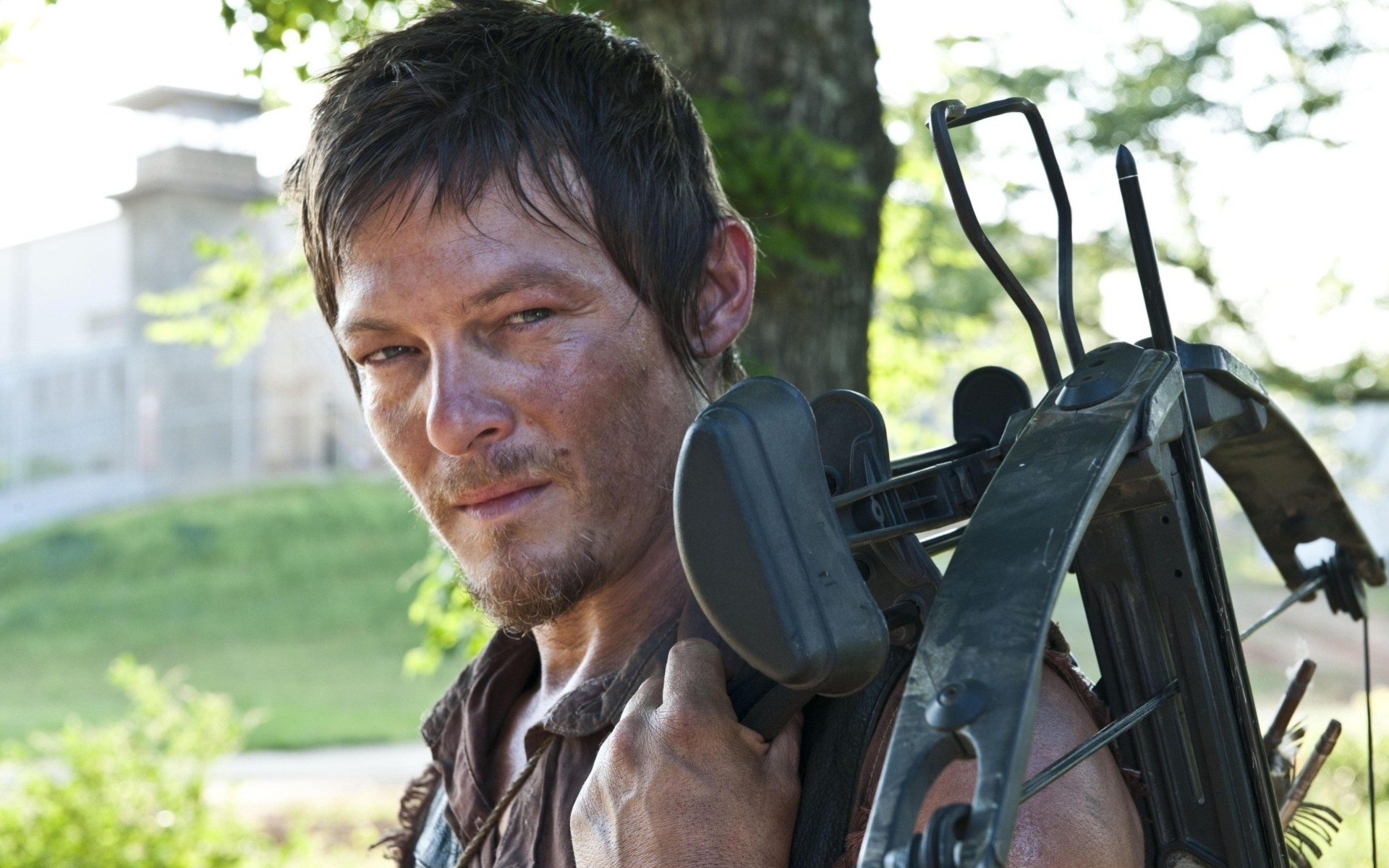 seria kusza zombie więzienie tło serial daryl dixon norman reedus aktor the walking dead