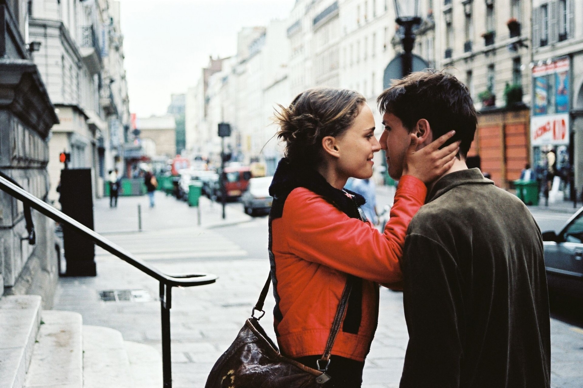 girl street paris building natalie portman melchior beslon kiss man