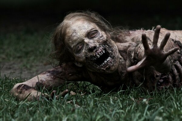 Zombie na trawie z filmu