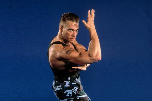 Jean-Claude Van Damme posa su sfondo blu