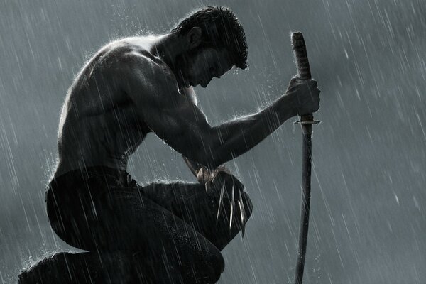 Wolverine bajo la lluvia con una espada
