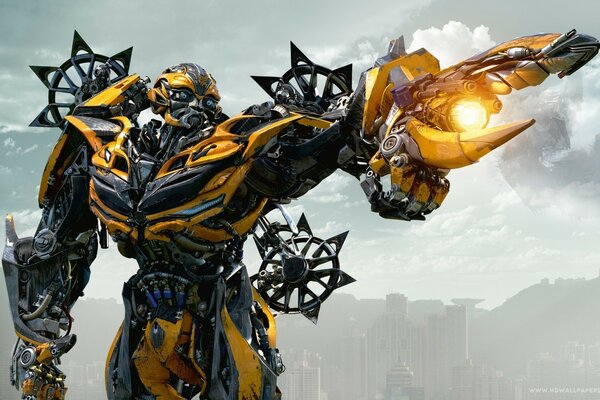 Transformateur Bumblebee sur fond de ciel clair