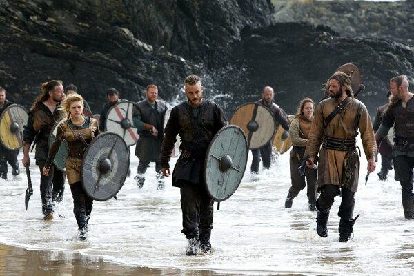 Вырезка из сериала викинги идут по берегу моря