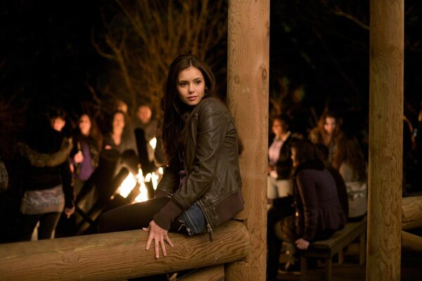 Nina Dobrev picnic junto al fuego