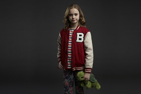 Petite fille avec une tortue jouet