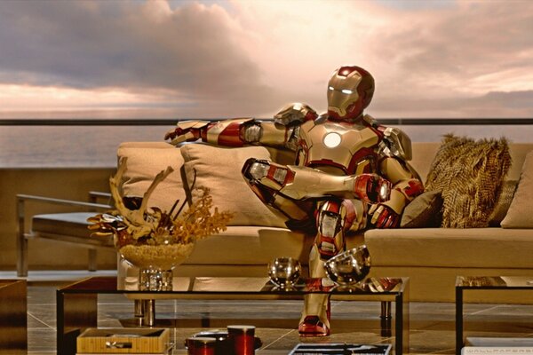 Iron Man assis sur le canapé