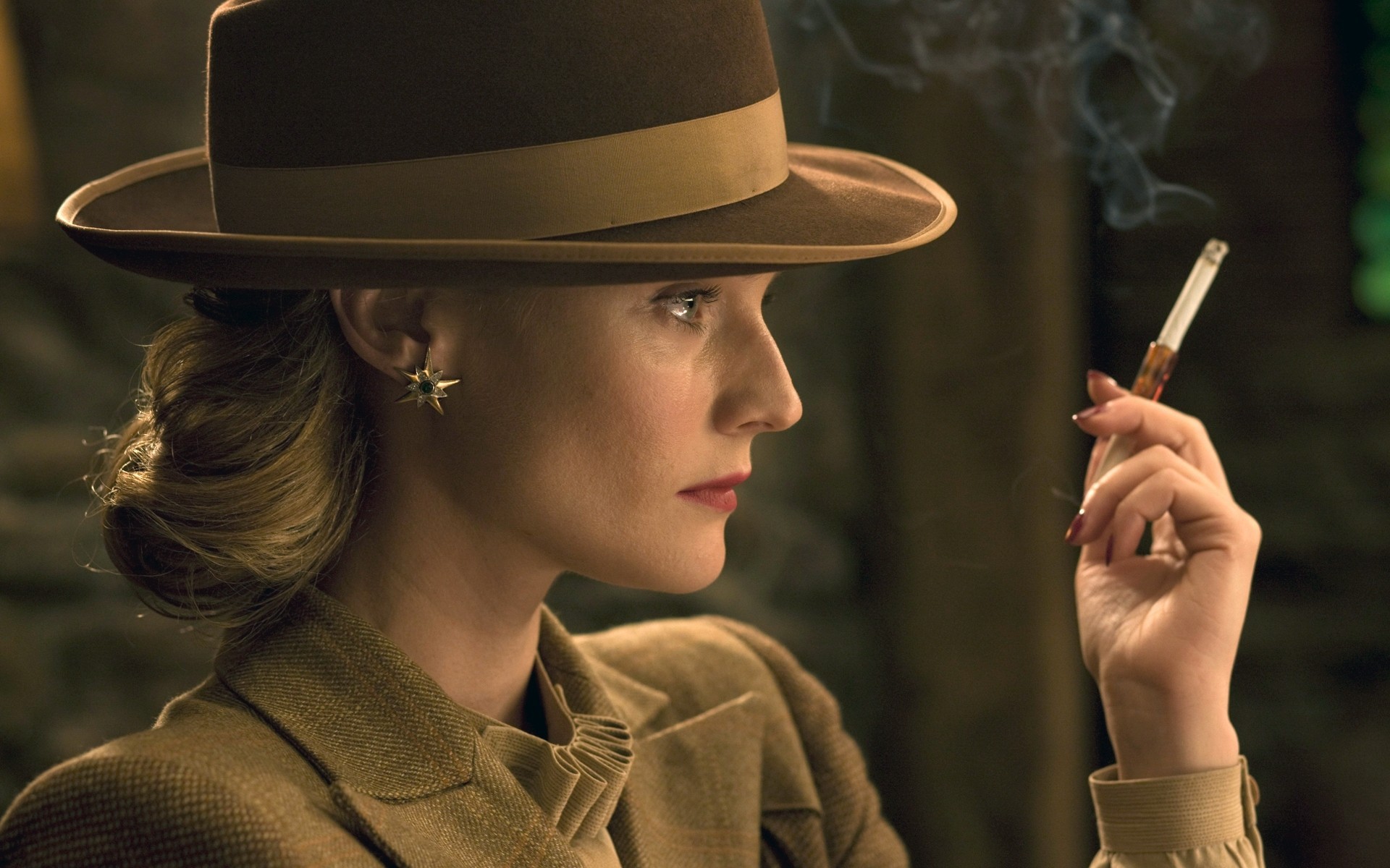 rubia chica película bastardos sin gloria espía elegante diane kruger carácter pendiente hermoso cigarro sombrero fuma película mira diane kruger