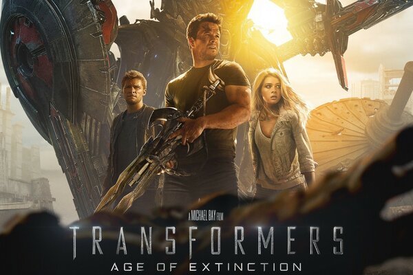 Poster con i personaggi principali del film Transformers: Age of extinction