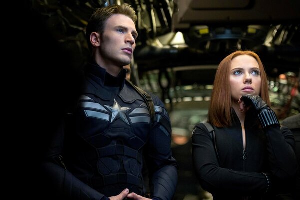 Scarlet Johansson et Steve Evans dans Captain America