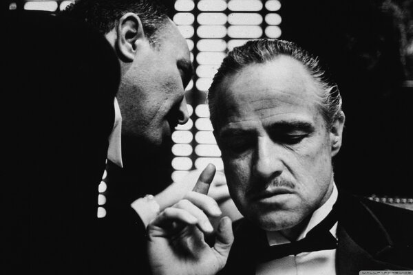 Marlon sussurra all orecchio il segreto di Brando