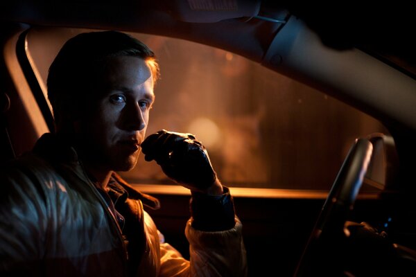 Ryan Gosling al volante de un coche