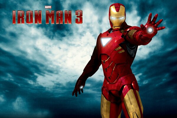 Costume d Iron Man sur fond de ciel