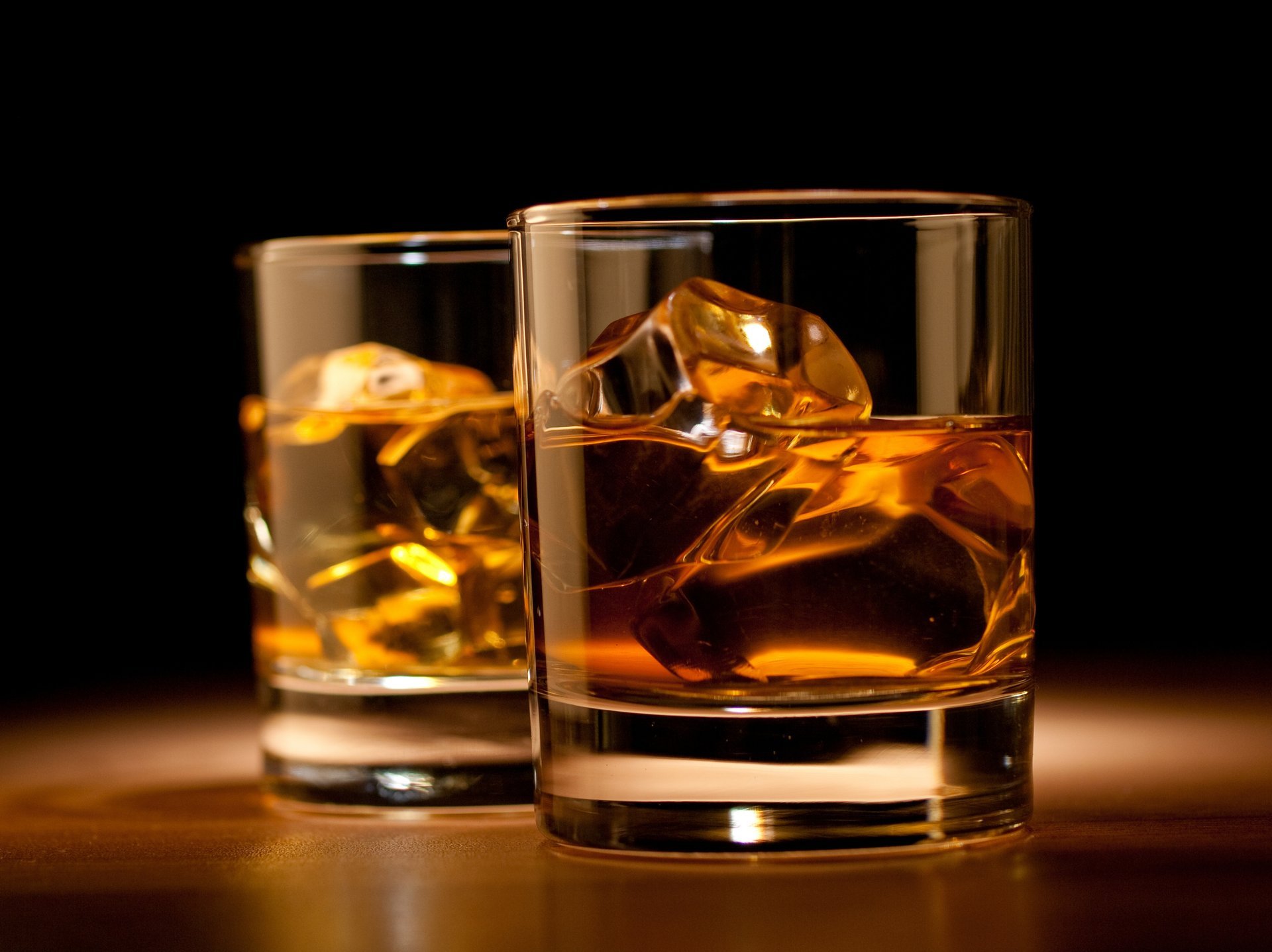 whiskey cubes ice glasses table drink