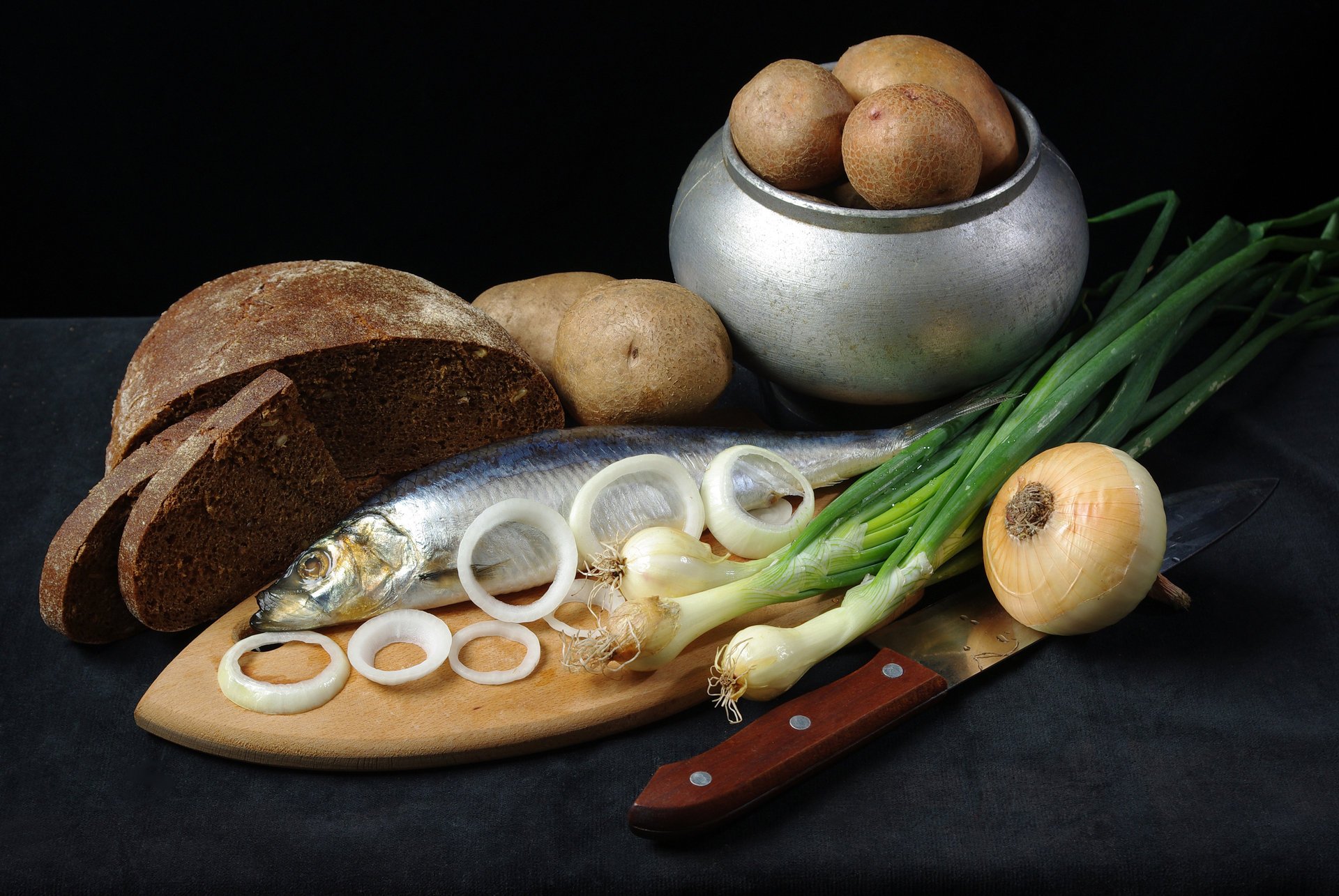 kartoffeln schwarzbrot topf zwiebeln hering ringe