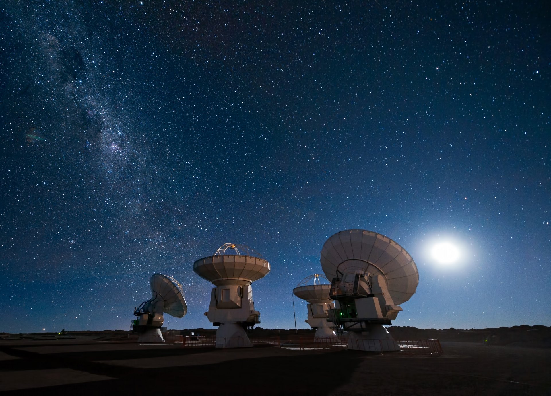 milchstraße himmel sterne mond radioteleskop