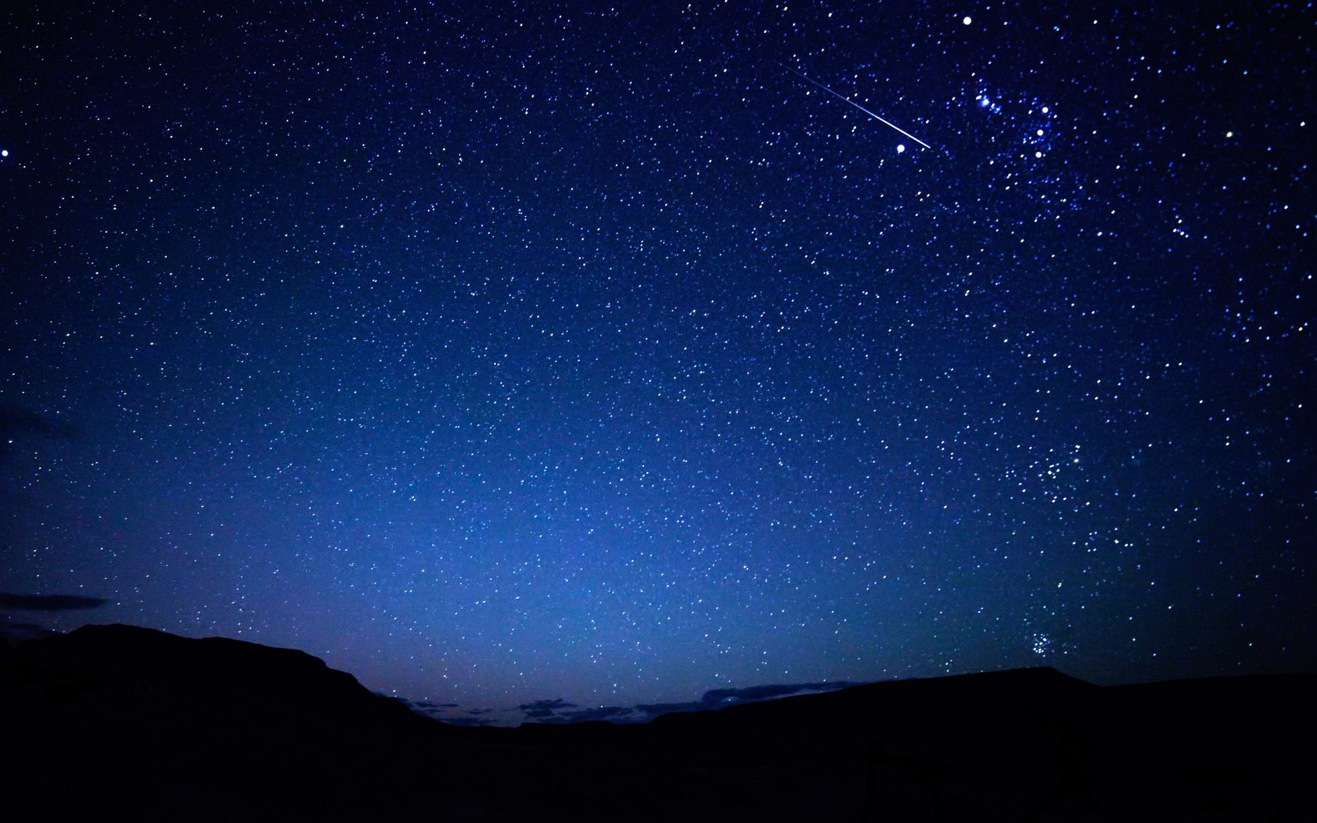 nuit ciel étoiles météore empreinte montagnes