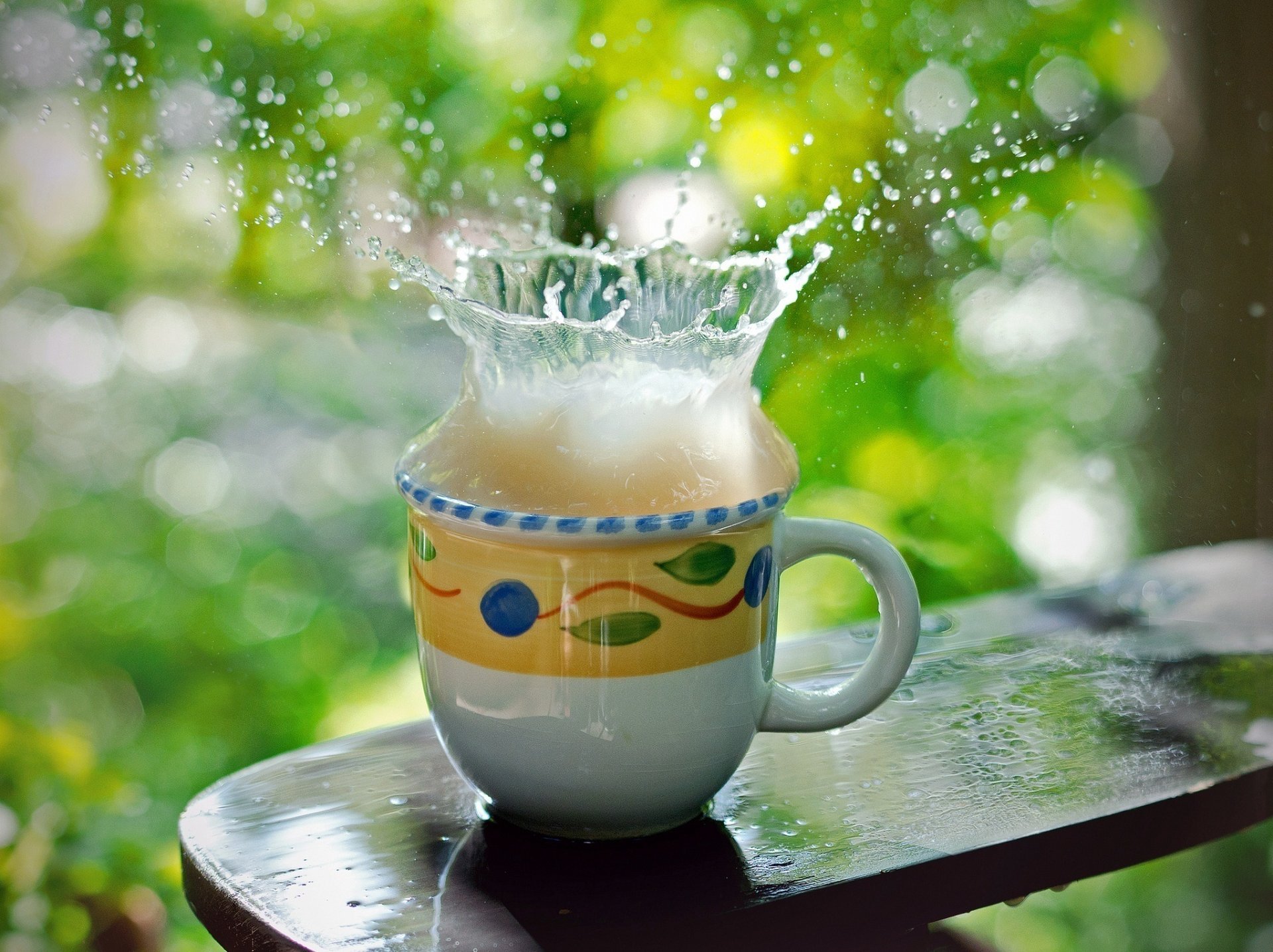 mug drops water splash squirt