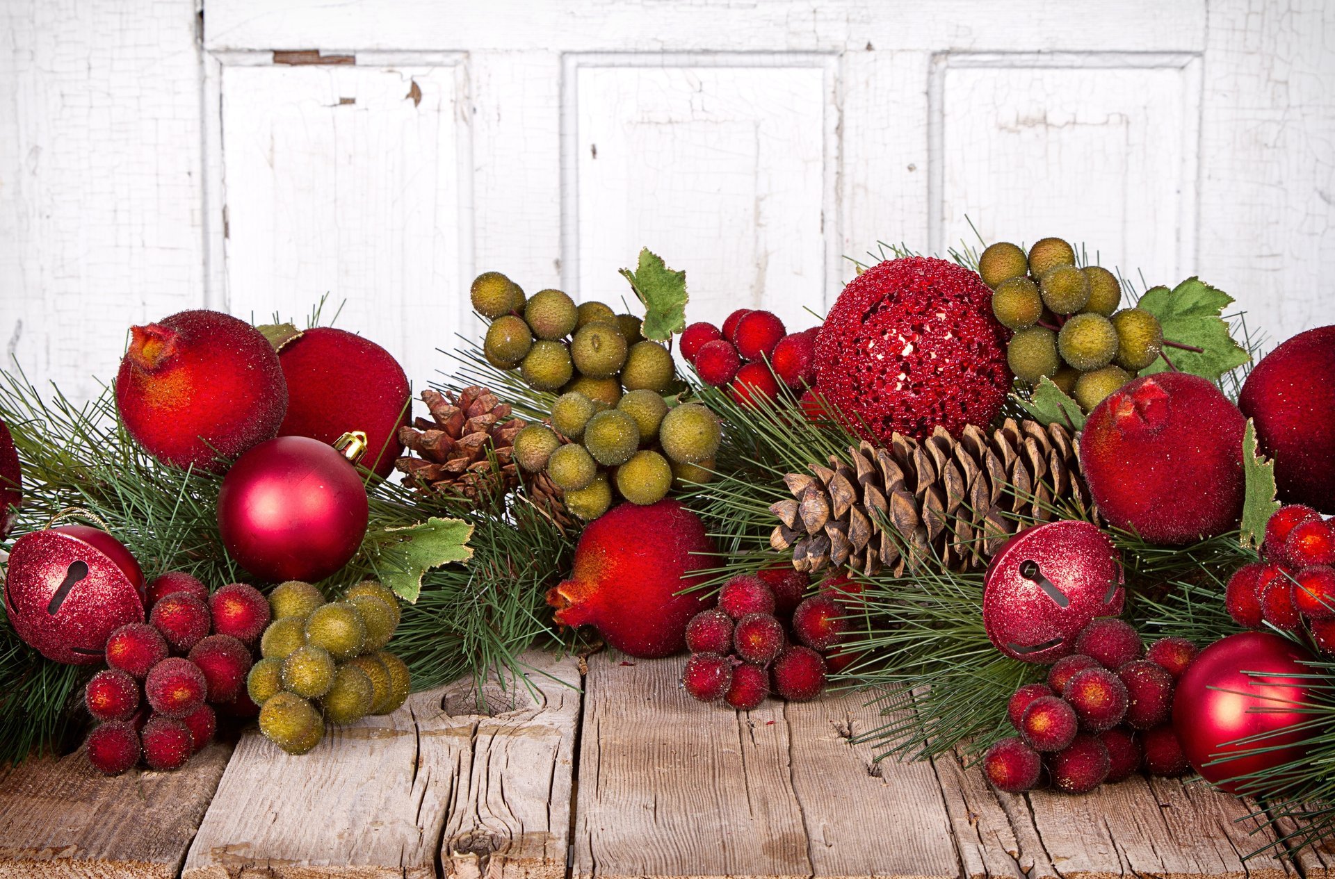 pino juguetes rama árbol de navidad conos mesa decoración