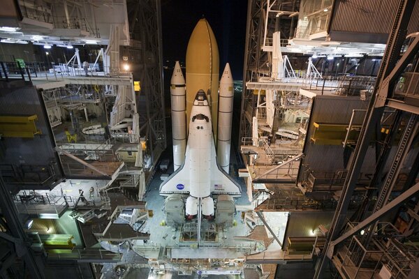 Night preparation of the rocket for take-off