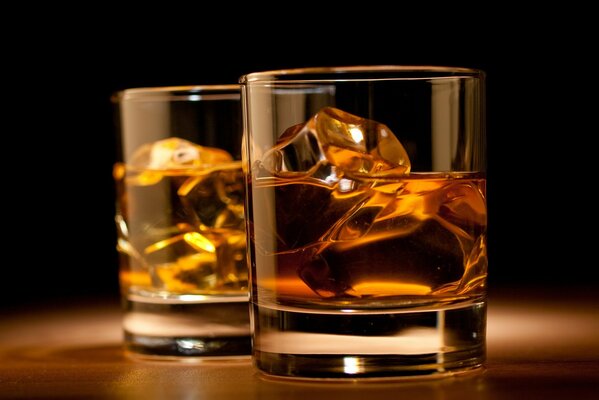 Sur la table de whisky toutes sortes de boissons différentes à la fête