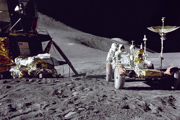 Atterraggio di astronauti sulla superficie lunare