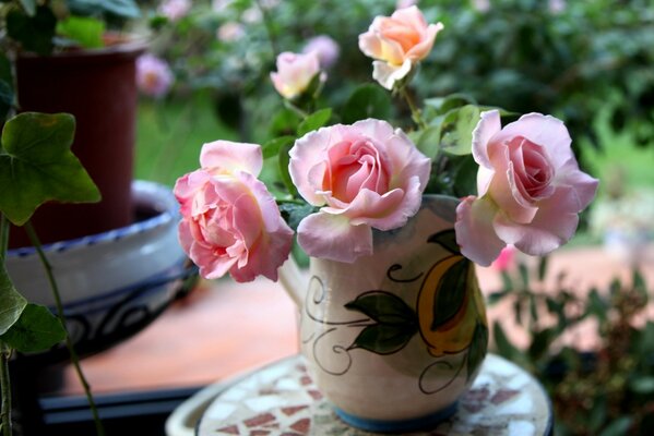 Ein Strauß Rosen in einer schönen Vase